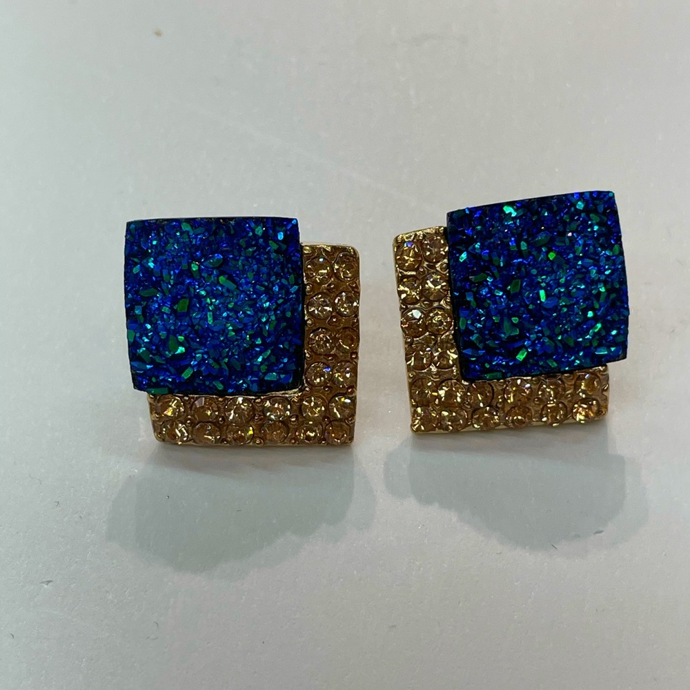 Beautiful golden earrings with a touch of blue!!